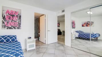 Tabla de planchar con plancha, cunas gratuitas y wifi gratis