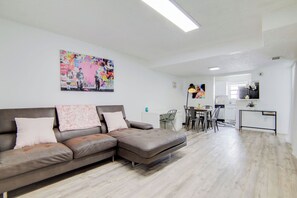 Living area - Collins 2 Bedroom with Free Parking by Deco 305 (Miami Beach)