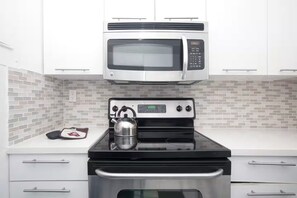 Microwave - Collins 2 Bedroom with Free Parking by Deco 305 (Miami Beach)