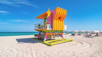 Condo familiar, vista a la ciudad | Playa | Playa en los alrededores y toallas de playa