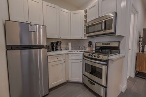 Fridge, microwave, oven, stovetop - Simple Studio -Walk to MGH, Beacon Hill, North End (Boston)