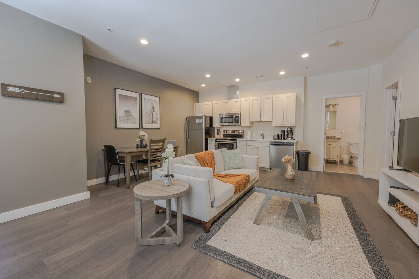 Un appartement moderne comprenant un salon, un coin repas et une cuisine.