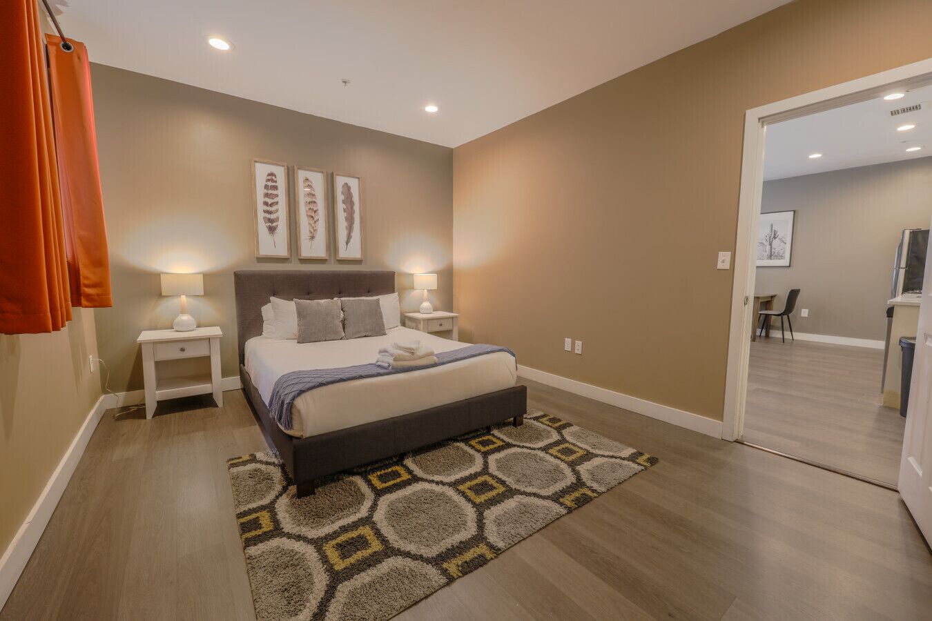 Desk, iron/ironing board, WiFi, bed sheets