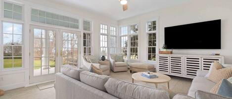 Televisión y chimenea