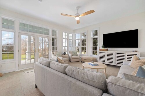 Historic Narragansett Stay with Ocean Access