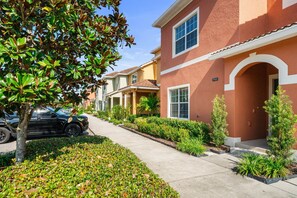 A residential street with houses, a sidewalk, and a tree. - Paradise 4Bd w Private Pool & Waterpark 2941 (Kissimmee)