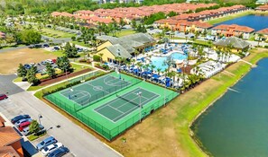 Un complexe hôtelier doté d’un court de tennis, d’une piscine et offrant une vue sur le bord de l’eau.