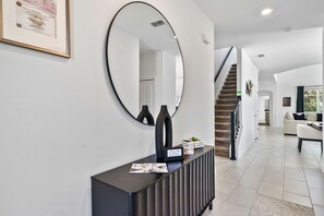 Interior entrance - Wonderful Villa 5Bd Jacuzzi Pool Close Disney 611 (Davenport)