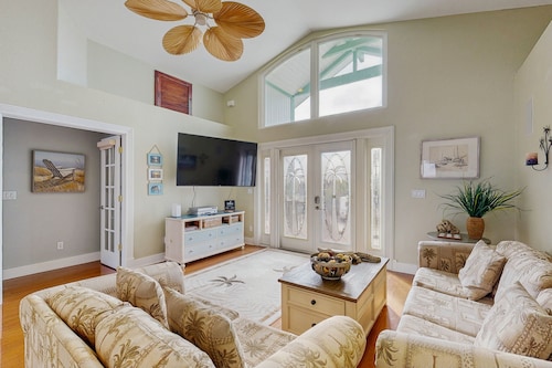 Canal front home with in ground pool, wifi, private dock & water access