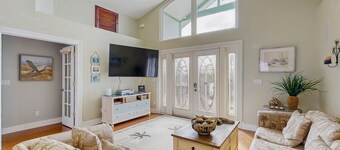 Canal front home with in ground pool, wifi, private dock & water access