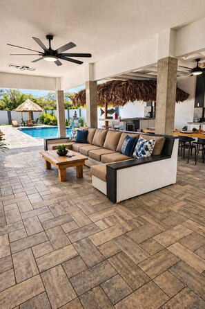Terrace/patio - Private Resort Style Villa in Koyari Pool Volley, Putting Green Near Eagle Beach (Oranjestad)