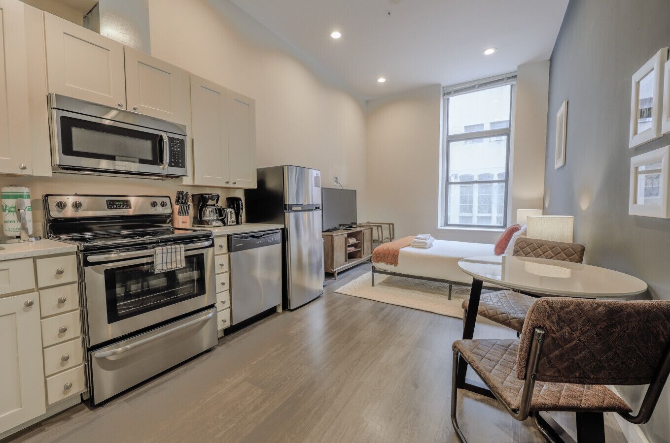 Réfrigérateur, micro-ondes, four, plaque de cuisson