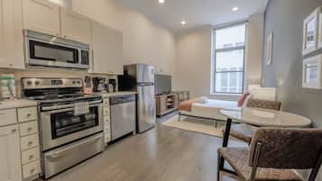 Réfrigérateur, four à micro-ondes, un four, surface de cuisson