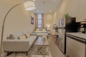Interior - Keyless Entry | Laundry in Bldg | Pet Friendly (Boston)