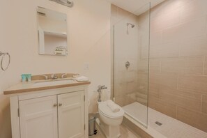 Hair dryer - Keyless Entry | Laundry in Bldg | Pet Friendly (Boston)