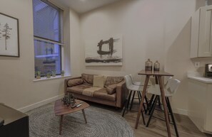 TV - Downtown Loft | Walk Anywhere | Ideal for Nurses! (Boston)
