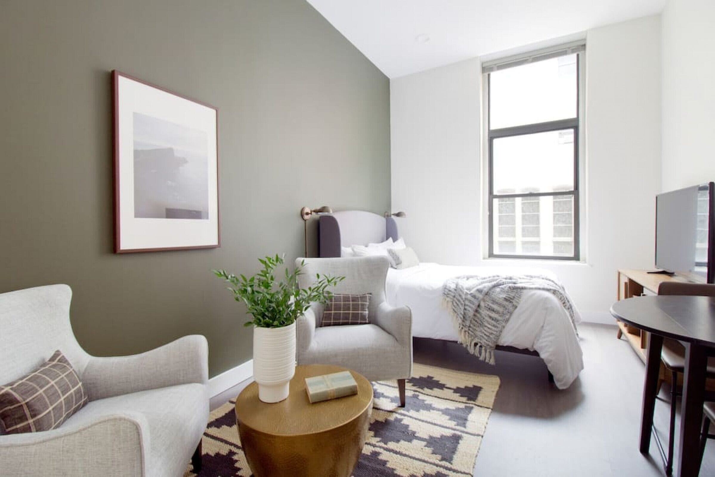 Desk, iron/ironing board, WiFi, bed sheets