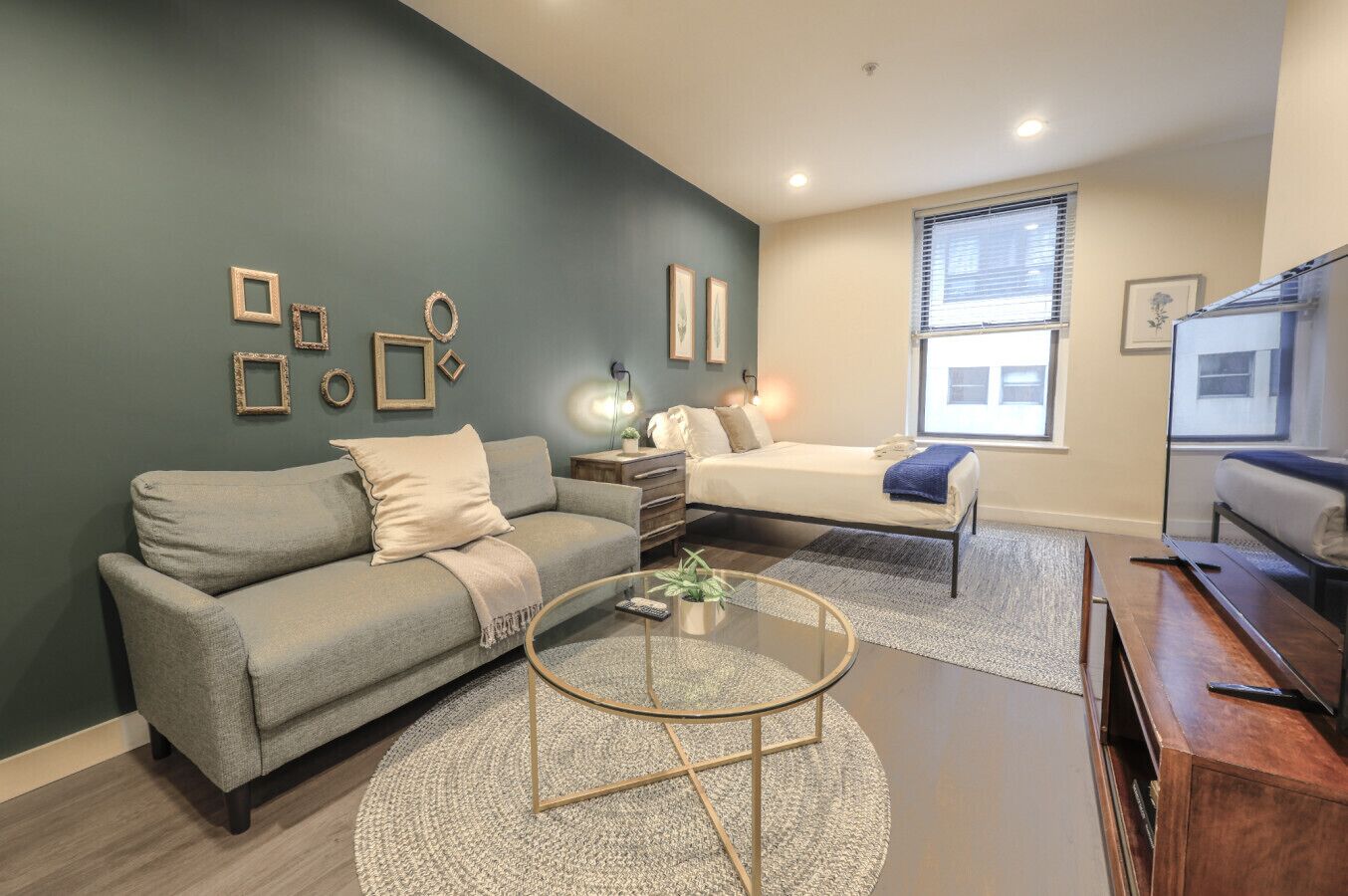 Desk, iron/ironing board, WiFi, bed sheets