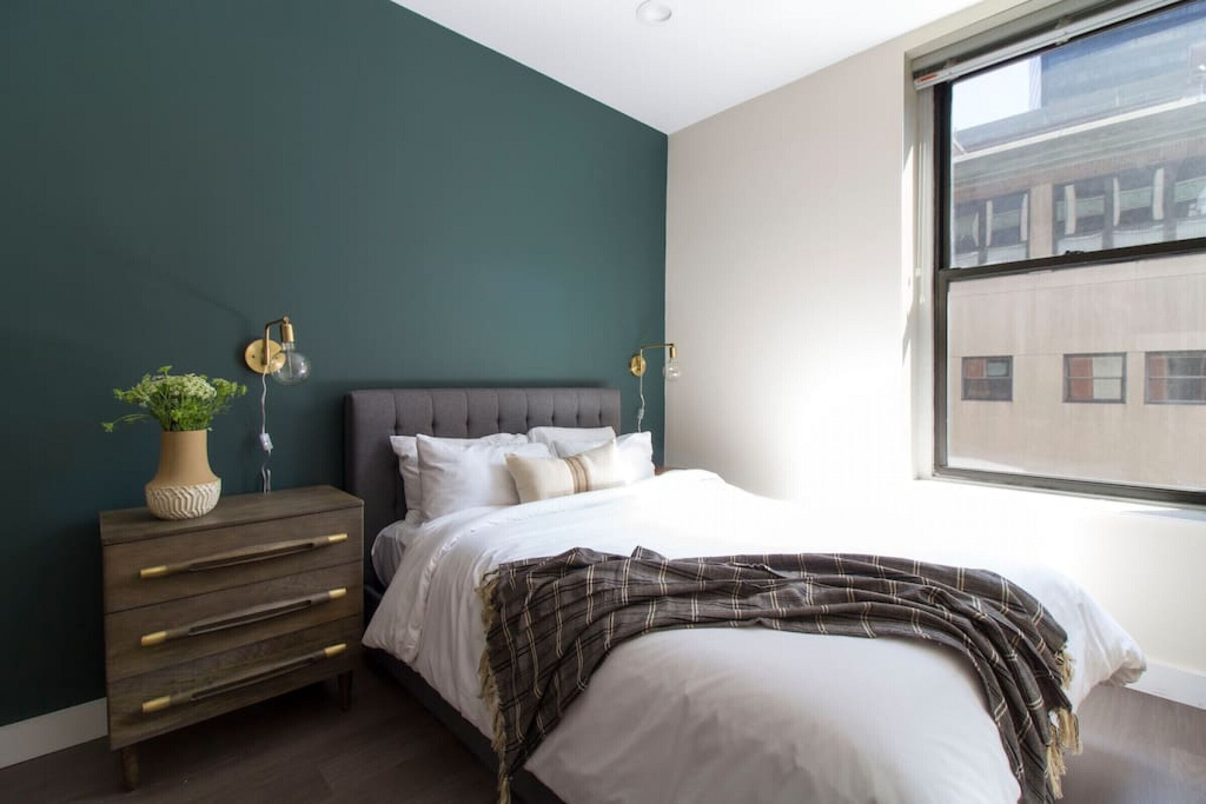 Escritorio, tabla de planchar con plancha, wifi y ropa de cama 