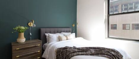 Escritorio, tabla de planchar con plancha, wifi y ropa de cama