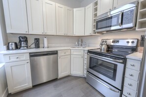 Fridge, microwave, oven, stovetop - Boston Fidi Studio  Laundry in Building  Fast Wifi (Boston)