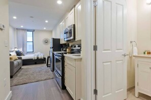 Fridge, microwave, oven, stovetop - Simple Studio Downtown Boston (Boston)