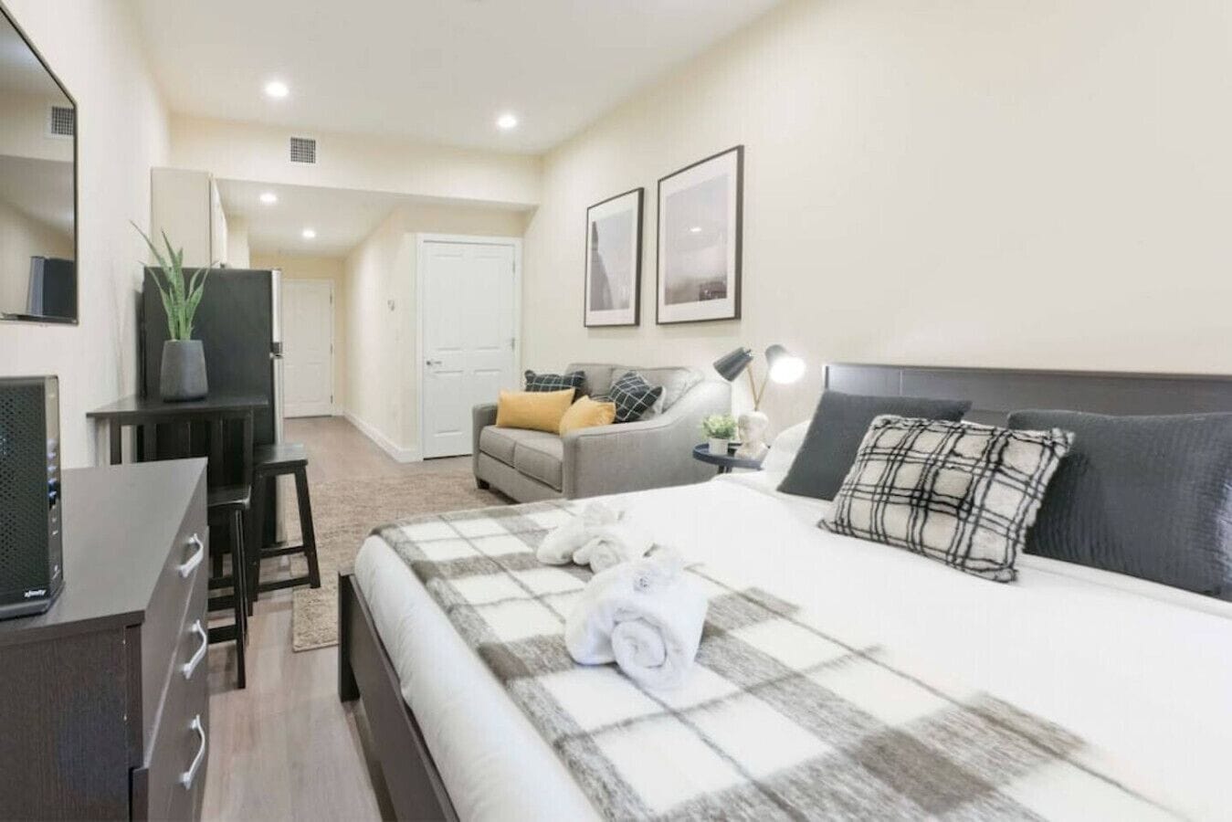 Desk, iron/ironing board, WiFi, bed sheets