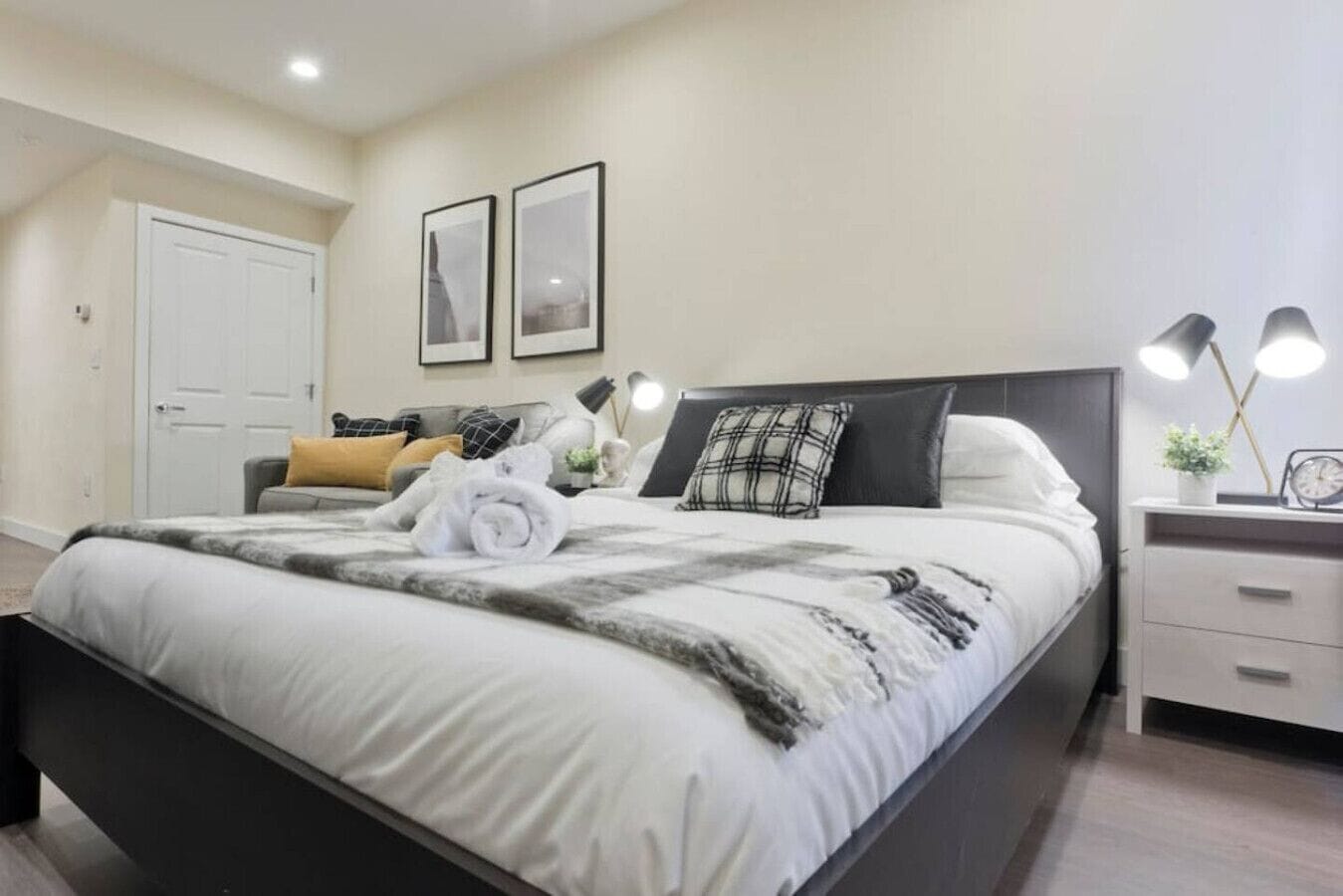 Desk, iron/ironing board, WiFi, bed sheets