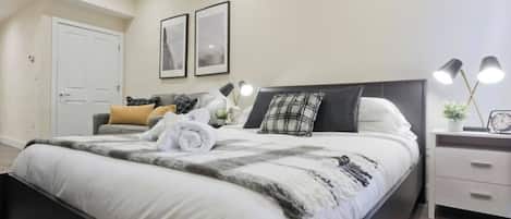 Desk, iron/ironing board, WiFi, bed sheets