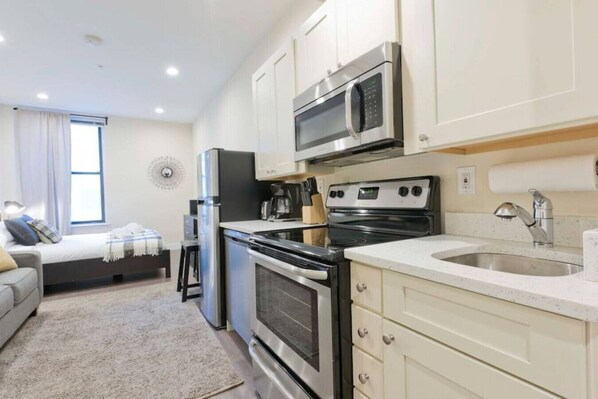 Coffee/tea maker, fridge, microwave, oven - Simple Studio Downtown Boston (Boston)