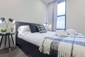 Desk, iron/ironing board, WiFi, bed sheets - Simple Studio Downtown Boston (Boston)