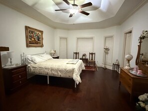 3 bedrooms, desk, iron/ironing board, free WiFi