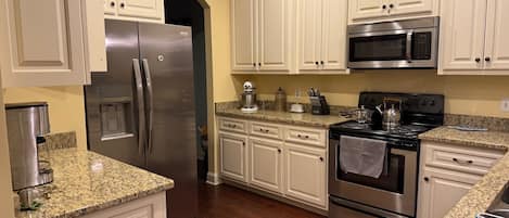 Jääkaappi, mikroaaltouuni, uuni, liesi