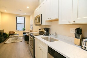 Fridge, microwave, oven, stovetop - Newly Designed Loft - Fast Wifi - Pet Friendly (Boston)