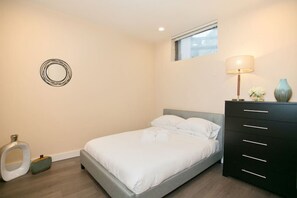 Desk, iron/ironing board, WiFi, bed sheets - Newly Designed Loft - Fast Wifi - Pet Friendly (Boston)