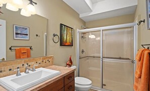 Dusche, Whirlpool, Haartrockner, Bidet