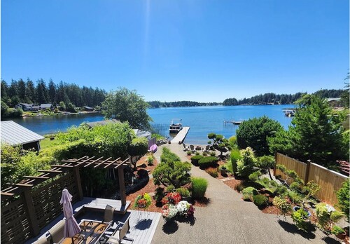 Luxury Lake Front 4-Bedroom House in Shelton