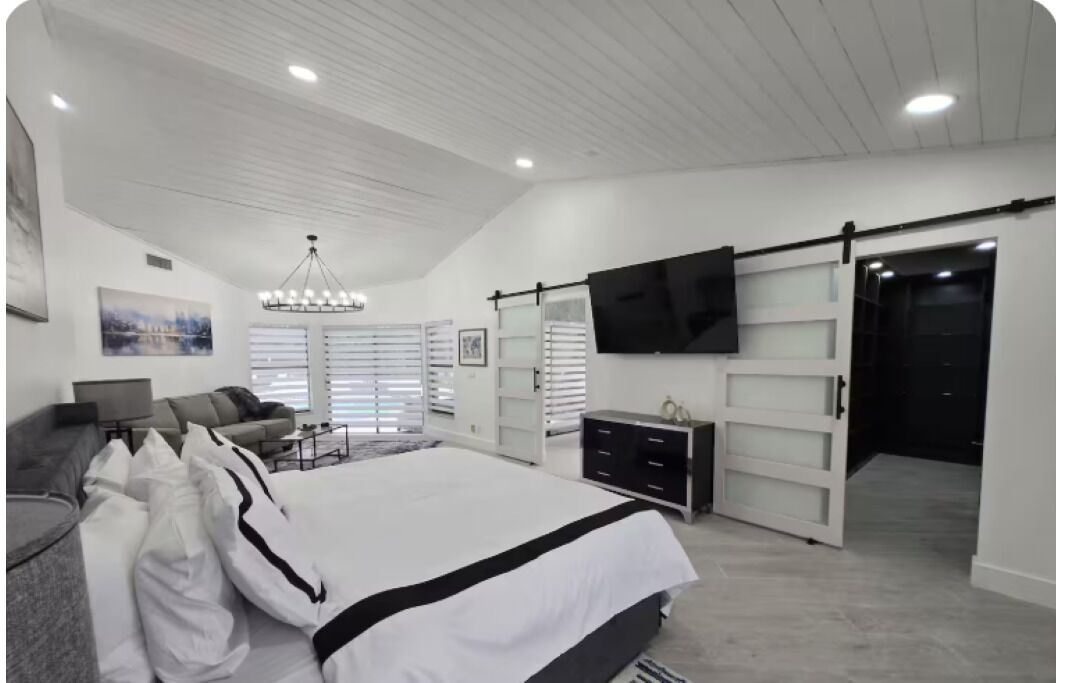 5 bedrooms, iron/ironing board, Internet, bed sheets