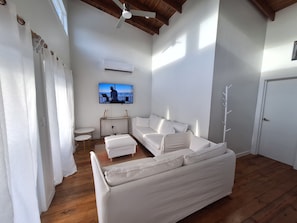 Smart TV - Place to stay in Utila ,fully furnished house ready for you. (Utila)