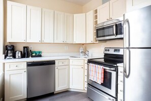 Fridge, microwave, oven, stovetop - Prime Boston Fidi L-Shaped Studio (Boston)