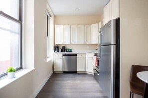 Fridge, microwave, oven, stovetop - Prime Boston Fidi L-Shaped Studio (Boston)