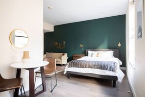 Desk, iron/ironing board, WiFi, bed sheets - Prime Boston Fidi L-Shaped Studio (Boston)
