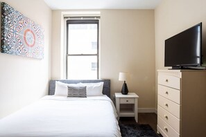 Desk, iron/ironing board, WiFi, bed sheets - Center of Boston Studio Pet Friendly | Laundry (Boston)