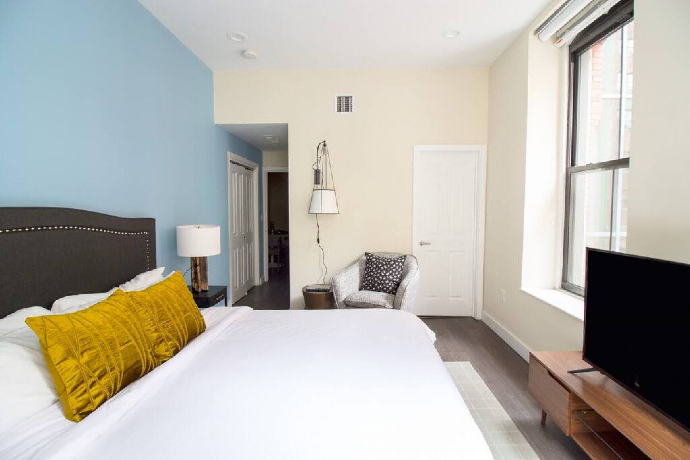 Desk, iron/ironing board, WiFi, bed sheets