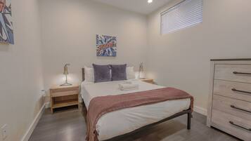 Desk, iron/ironing board, WiFi, bed sheets