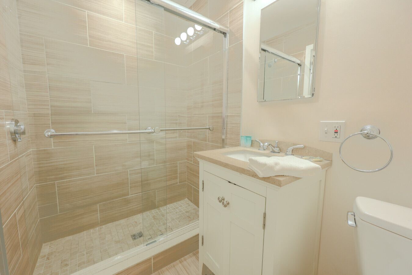 Une salle de bain avec une douche, un lavabo et des toilettes.