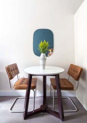 Dining - Studio walking distance to MGH and Tufts Medical (Boston)