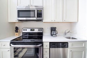 Fridge, microwave, oven, stovetop - Studio walking distance to MGH and Tufts Medical (Boston)