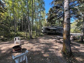 Outdoor dining - Swan - Camper at Sunset Bay (Onanole)