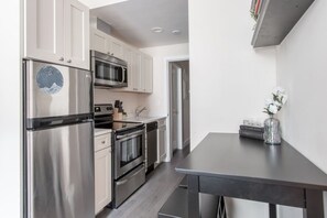 Fridge, microwave, oven, stovetop - Downtown Central Studio w Fast WIFI, Keyless Entry (Boston)